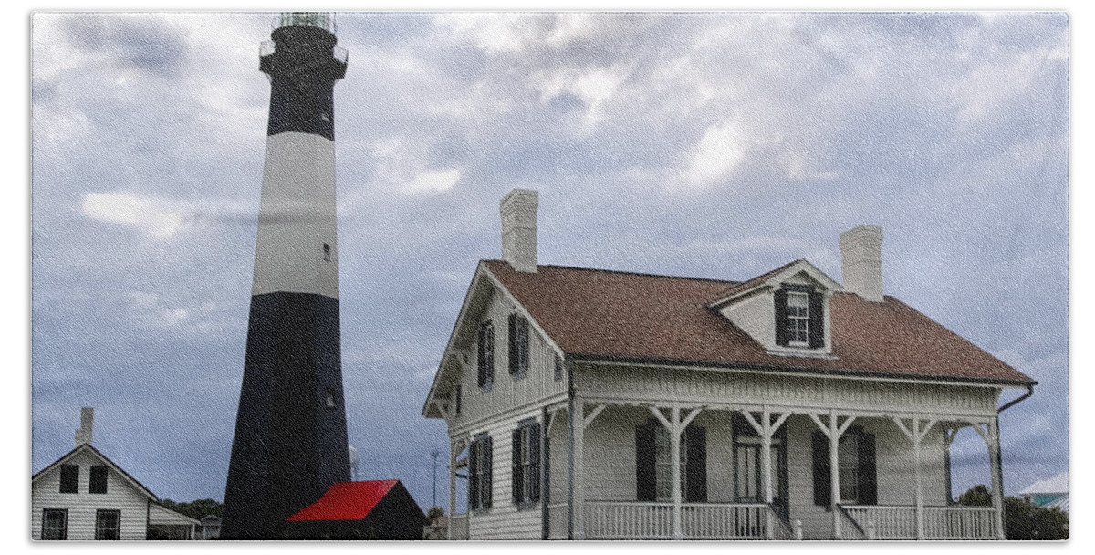 Savannah Bath Towel featuring the photograph Tybee Island Lighthouse by Diana Powell