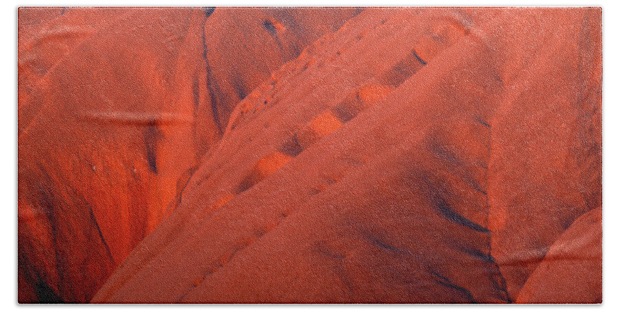 Uluru Bath Towel featuring the photograph Uluru 1 by Evelyn Tambour