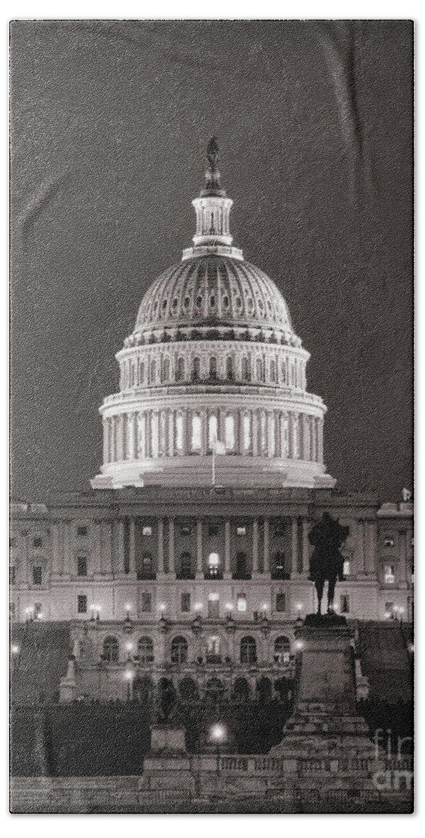 Washington Bath Towel featuring the photograph United States Capitol at Night by Olivier Le Queinec