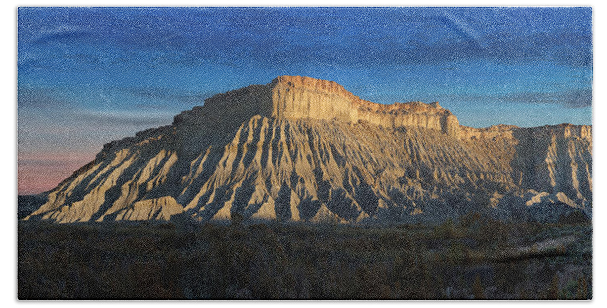 Landscape Bath Towel featuring the photograph Utah Outback 40 Panoramic by Mike McGlothlen