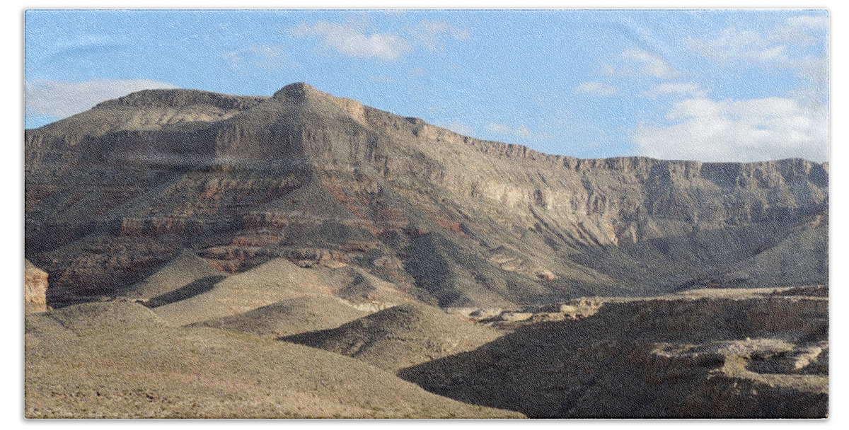 Desert Bath Towel featuring the photograph Virgin River Gorge AZ 2133 by Andrew Chambers