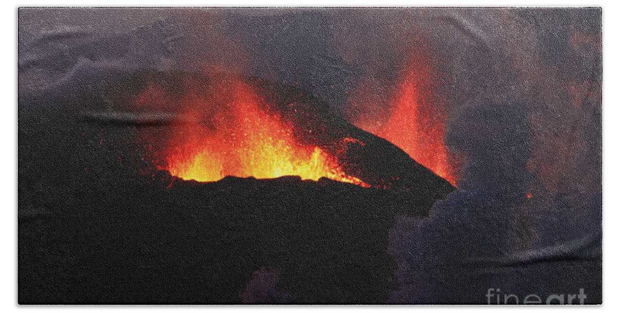 Sunset Bath Towel featuring the photograph Volcanic Eruptions by Gunnar Orn Arnason