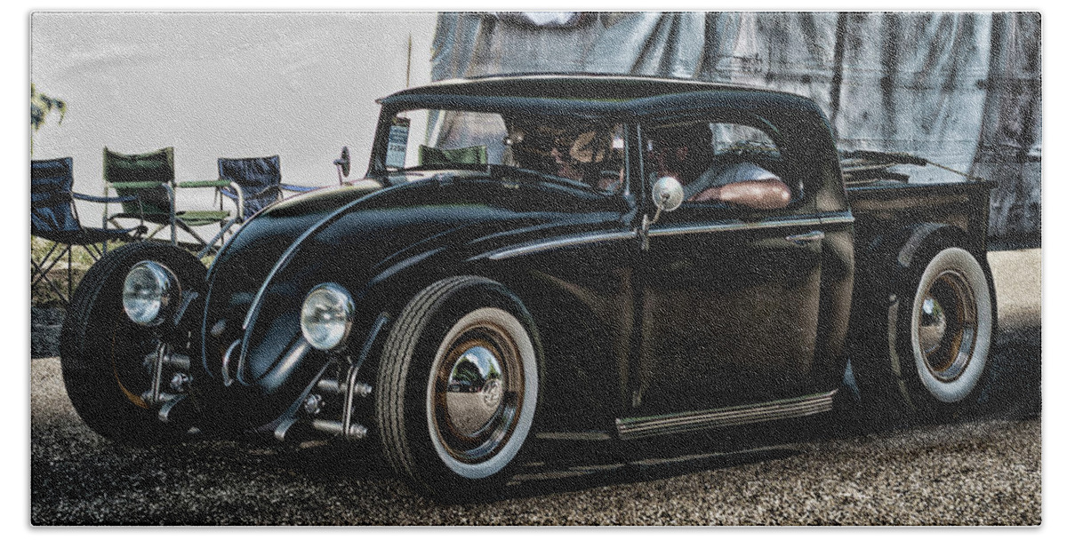 Black Bath Towel featuring the photograph VW Bug by Ron Roberts
