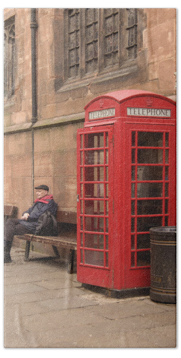 Telephone Booth Bath Towel featuring the photograph Waiting on a Call by Mike McGlothlen
