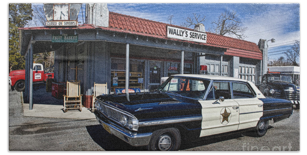 Mt Airy Bath Towel featuring the photograph Wallys Service Station by David Arment