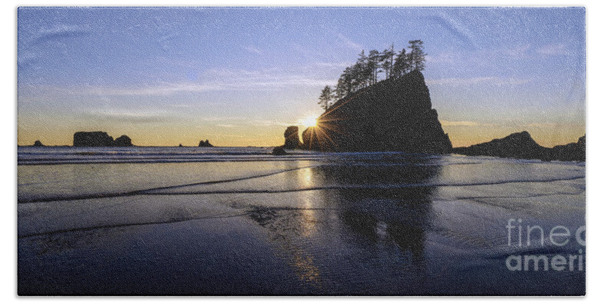 Washington Coast Bath Towel featuring the photograph Washington Coast Sunset Tranquility by Mike Reid