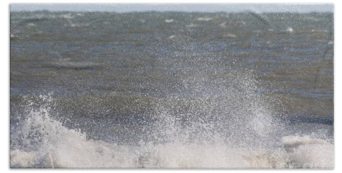 Waves Pounding The Montauk Surf Bath Towel featuring the photograph Waves Pounding the Montauk Surf by John Telfer