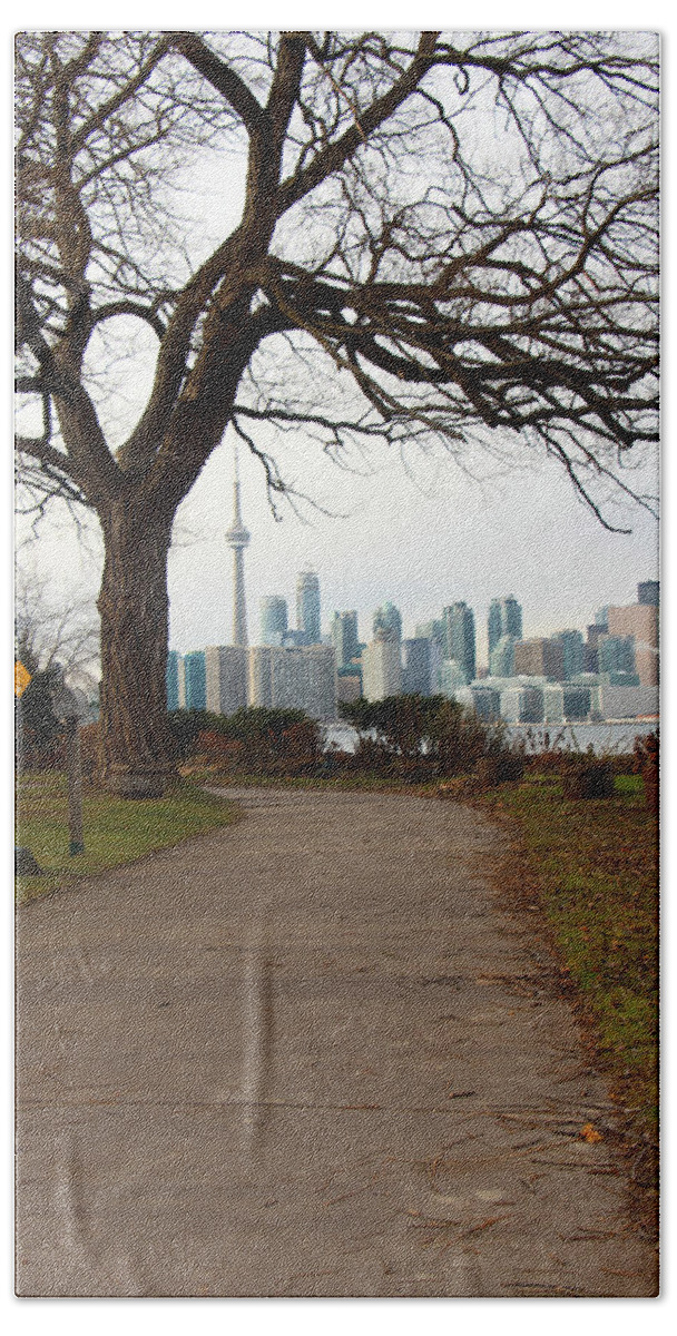Centre Island Bath Towel featuring the photograph Way to Downtown by Munir Alawi