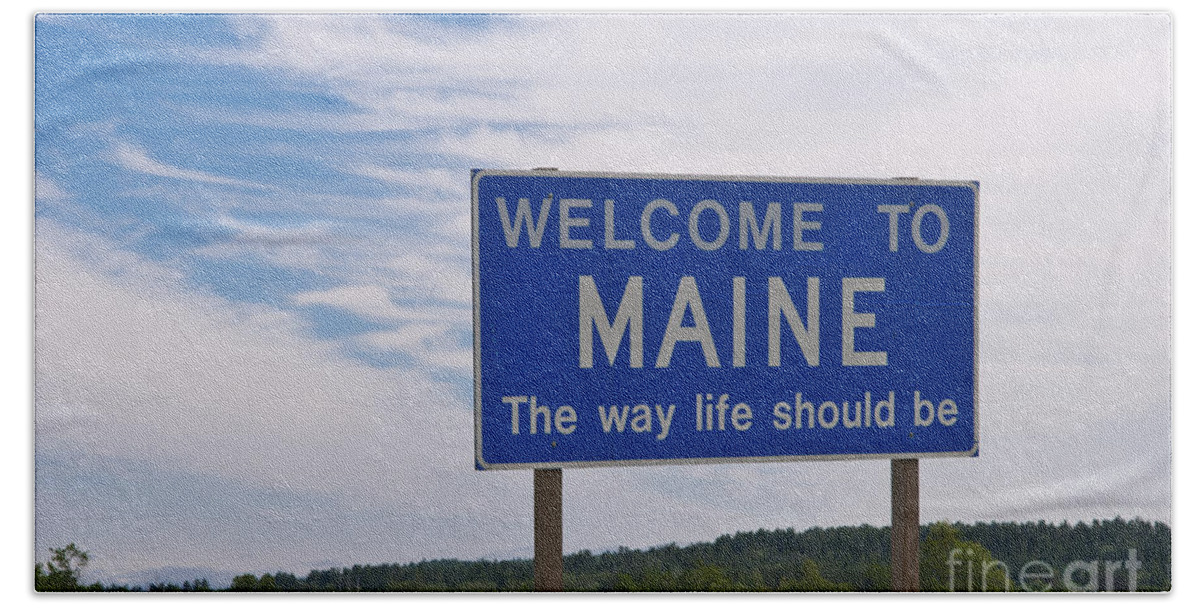Sign Bath Towel featuring the photograph Welcome Sign For Maine by Bill Bachmann