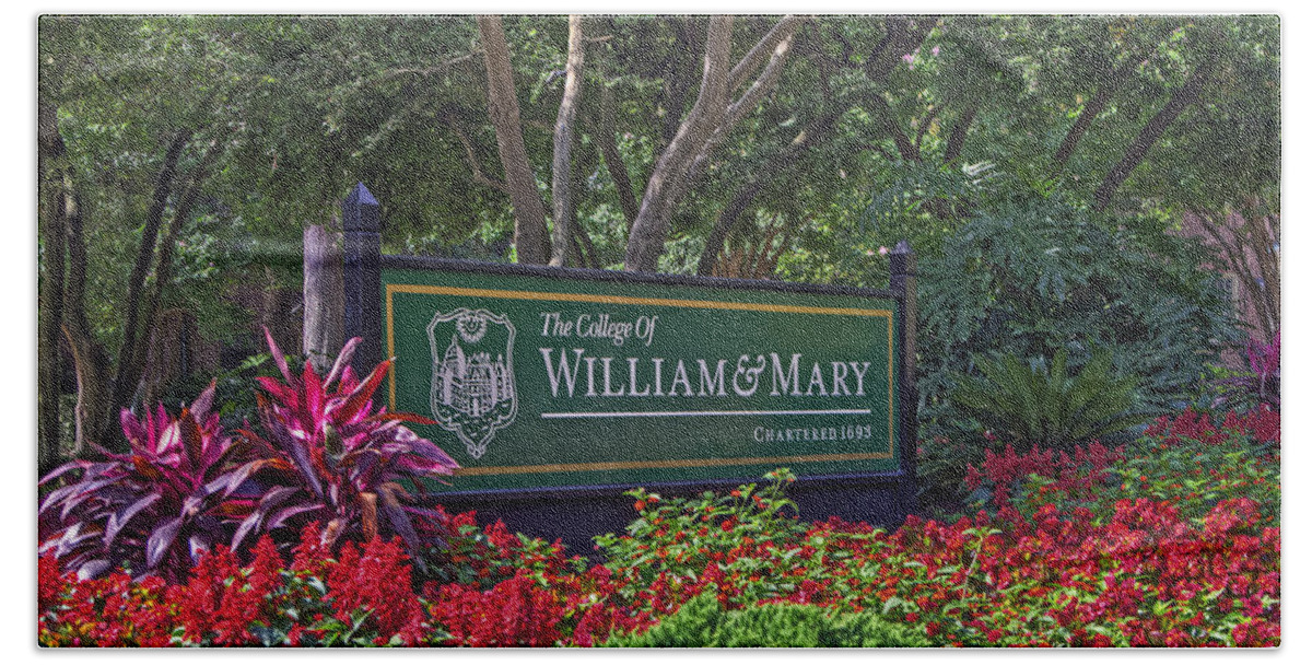 William & Mary Hand Towel featuring the photograph William and Mary Welcome Sign by Jerry Gammon