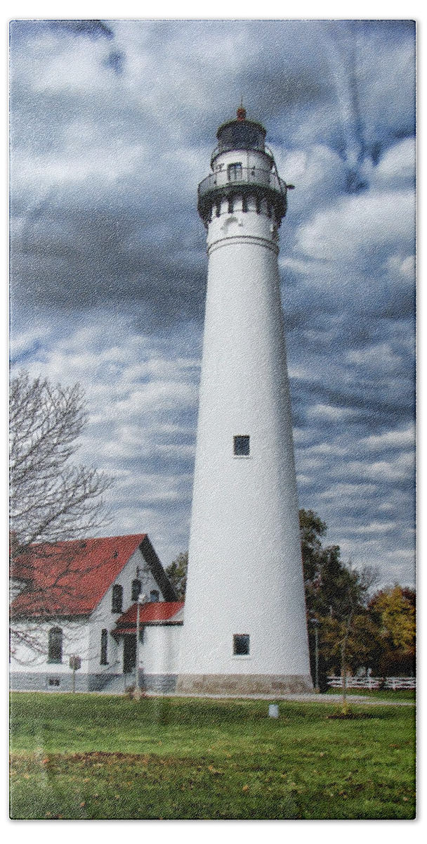 Wind Point Lighthouse Bath Towel featuring the photograph Wind Point Lighthouse by Phyllis Taylor