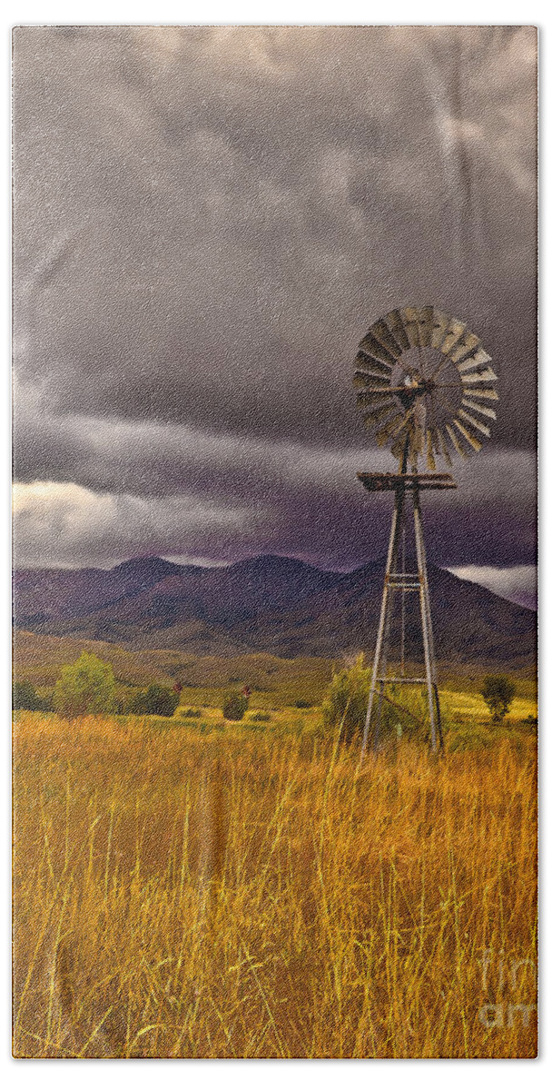 Solider Mountains Bath Towel featuring the photograph Windmill by Robert Bales