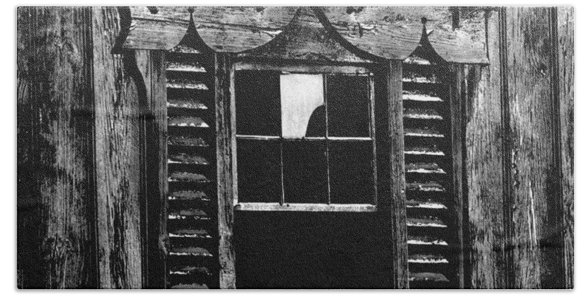 Barn Bath Towel featuring the photograph Window Pane by Bob Geary