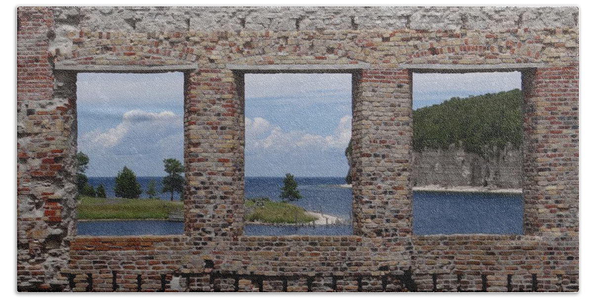 Fayette Historic State Park Bath Towel featuring the photograph Windows on Snail Shell Harbor by Keith Stokes