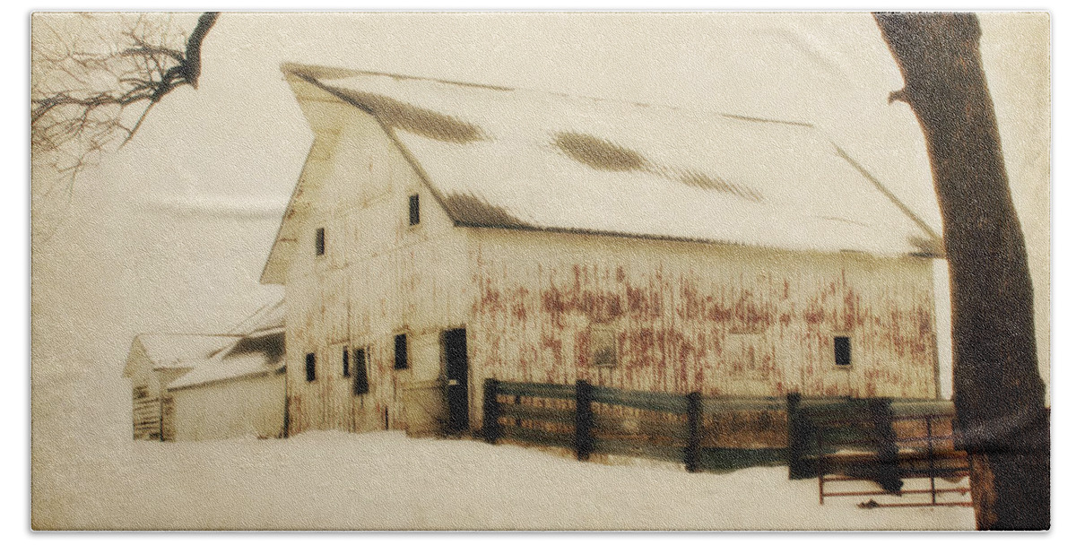 Monotone Bath Towel featuring the photograph Blended In by Julie Hamilton