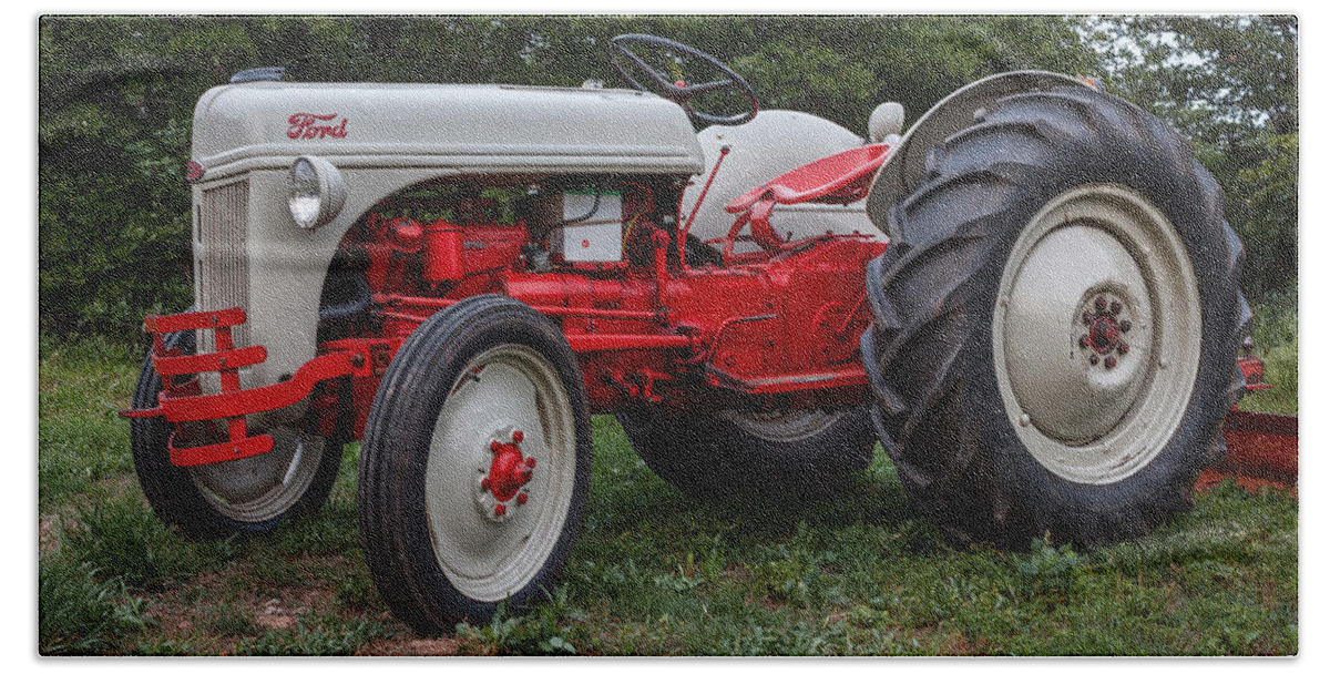 Old Ford Tractor Bath Towel featuring the photograph Work Horse 8N Ford by Doug Long