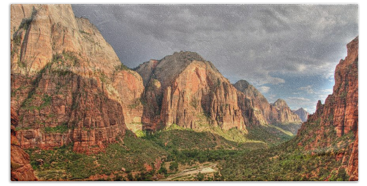 Canyonzionnational Parkcliffsvirgin River Bath Towel featuring the photograph Zion Canyon by Jeff Cook