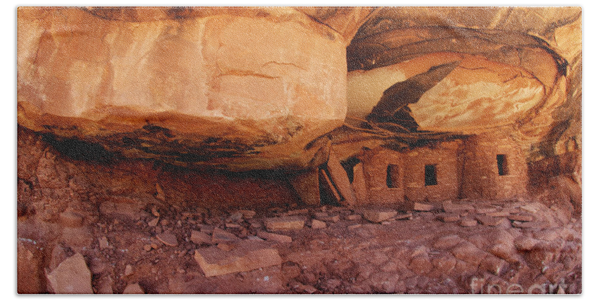 Cliff Dwellings Bath Towel featuring the photograph Roof Falling In Ruin Utah #1 by Bob Christopher