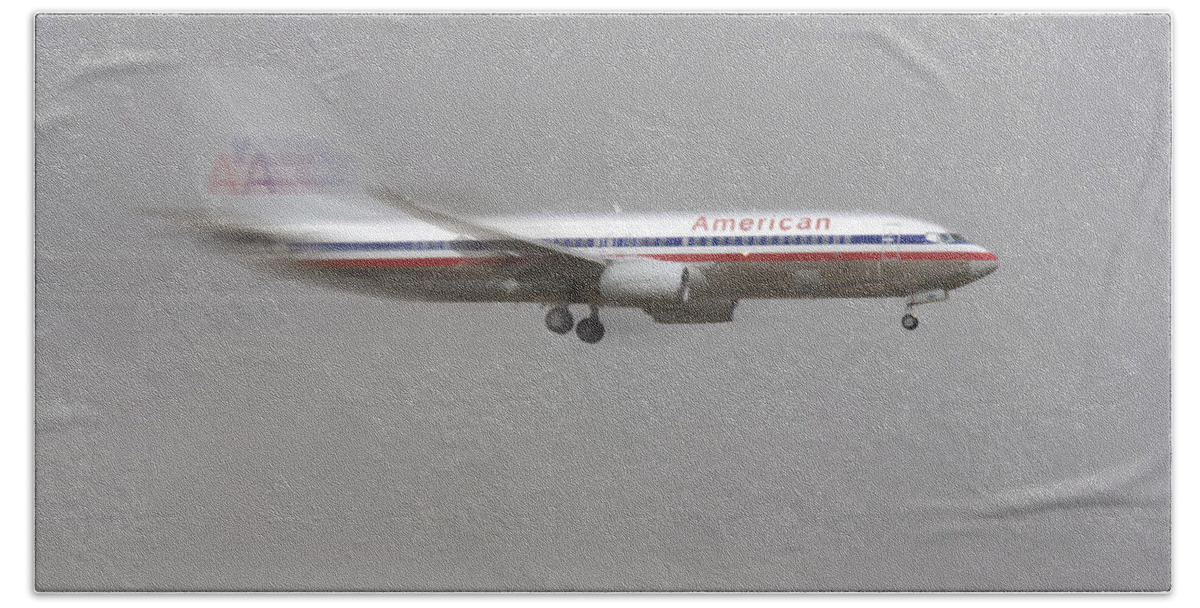 American Airlines Boeing 7 Series Landing At Dfw Airport Bath Towel featuring the photograph American Airlines Boeing 7 Series Landing at DFW Airport by Douglas Barnard