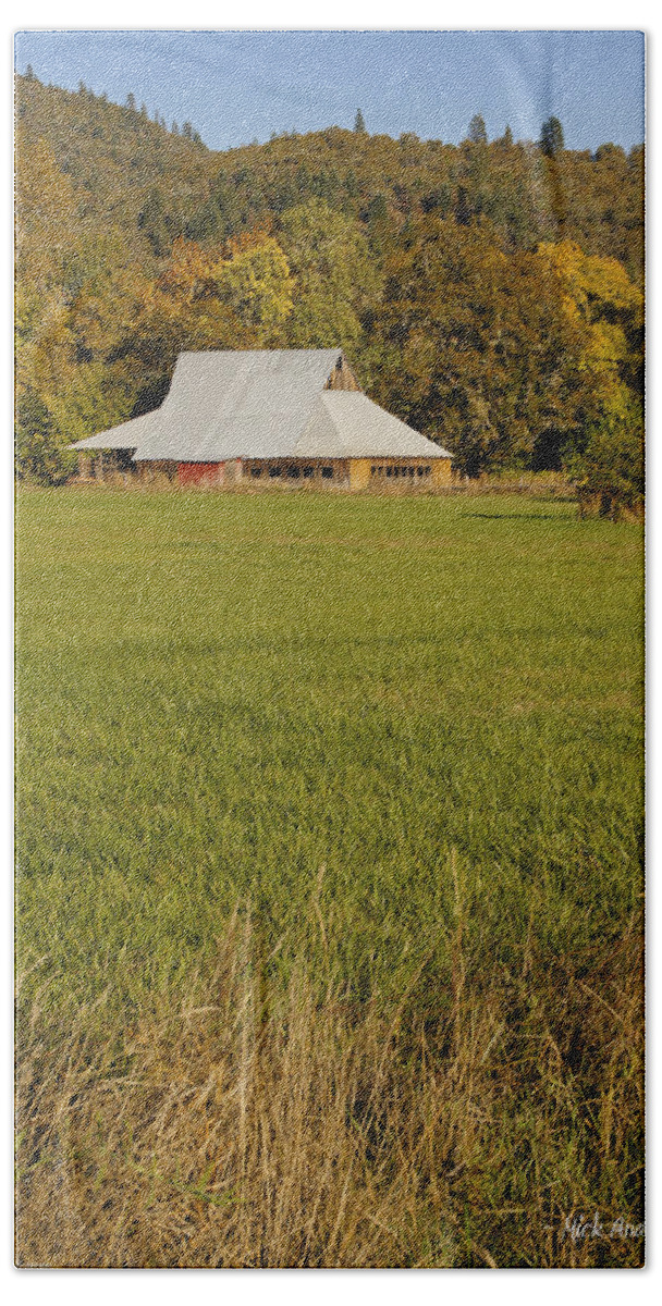 Barn Hand Towel featuring the photograph Barn near Murphy by Mick Anderson
