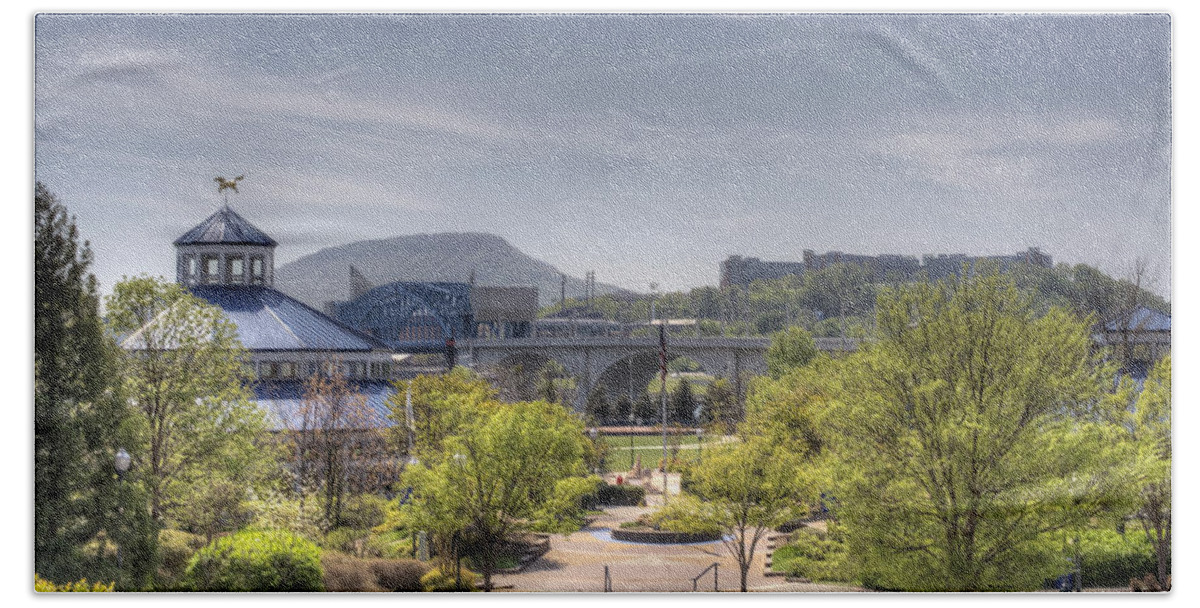 Chattanooga Bath Towel featuring the photograph Coolidge Park by David Troxel