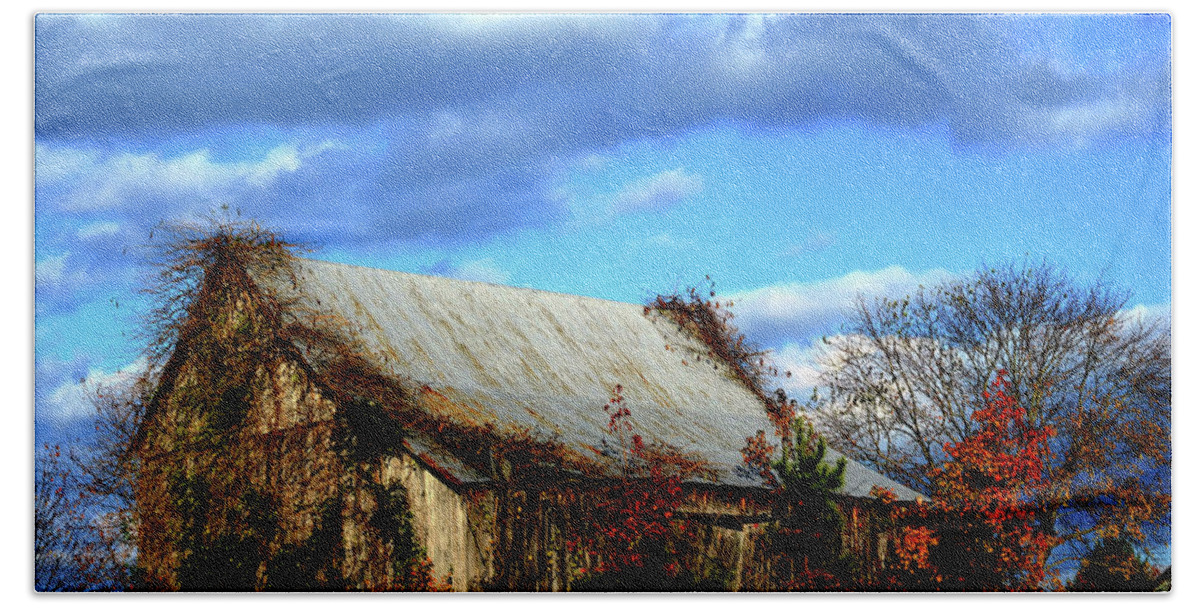 Country Bath Towel featuring the photograph Country Barn by La Dolce Vita