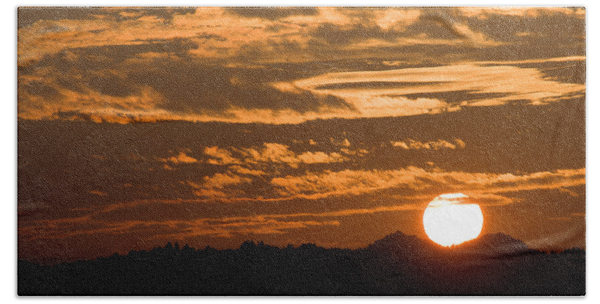 Sunset Bath Towel featuring the photograph Days End by Ian Middleton