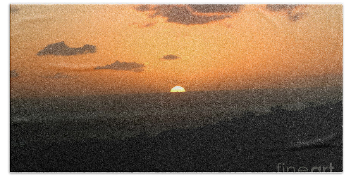 Hawaii Bath Towel featuring the photograph Distant sunset by Anthony Trillo