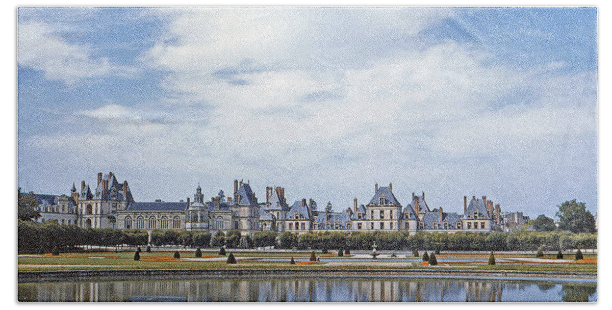 Fontainebleau Bath Towel featuring the photograph Fontainebleau Palace by Chuck Staley