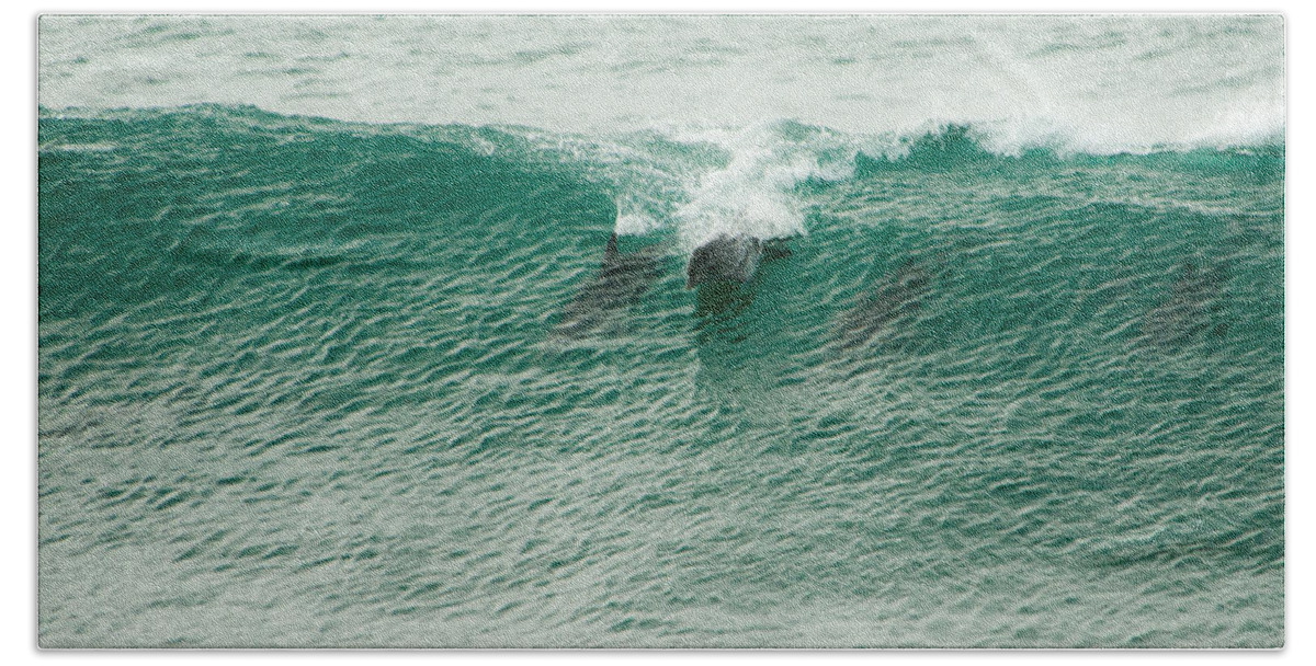 Africa Bath Towel featuring the photograph Green wave by Alistair Lyne
