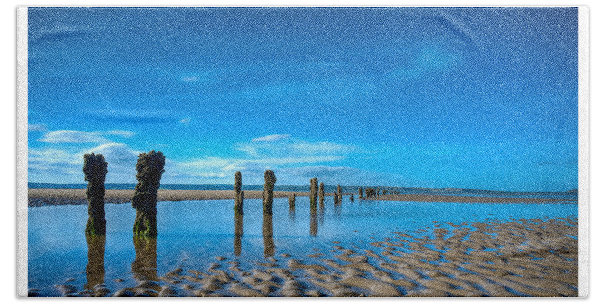 Groynes Bath Towel featuring the photograph Low Tide by B Cash