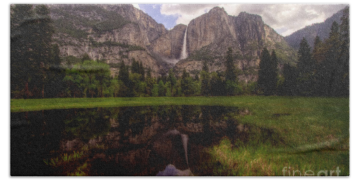 Cooks Meadow Bath Towel featuring the photograph Majestic Reflections by Sue Karski