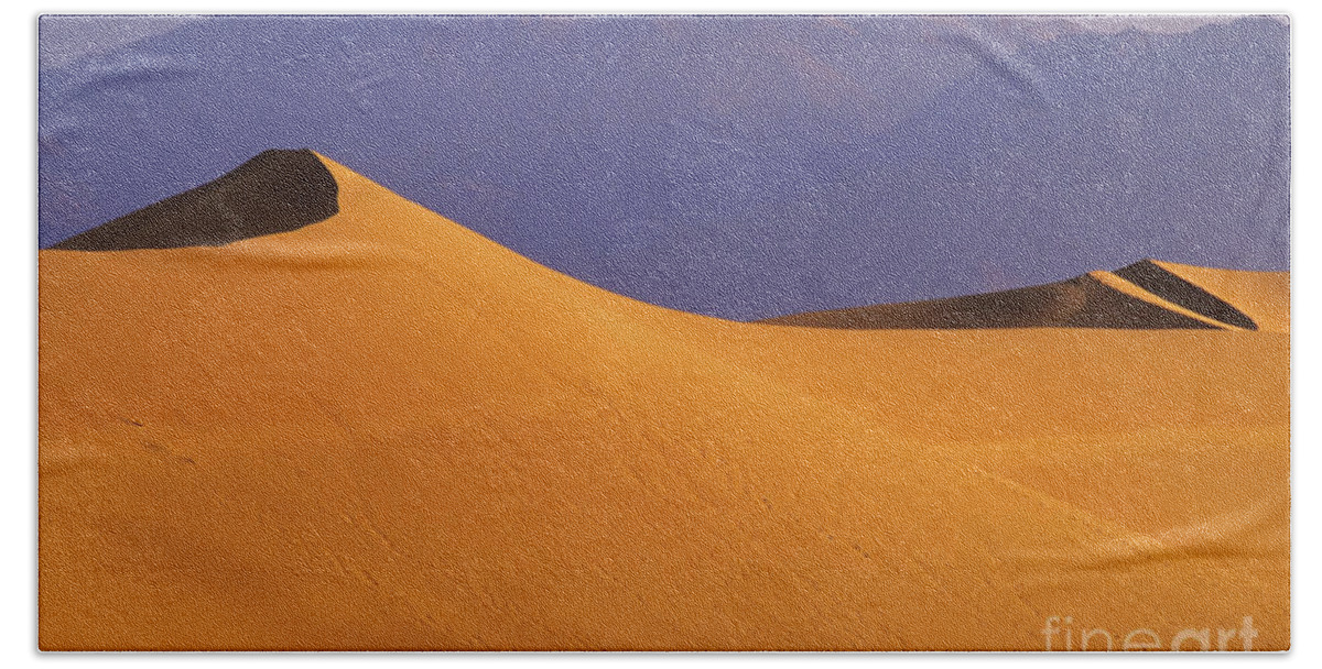 Death Valley Bath Towel featuring the photograph Mountains Of Sand by Bob Christopher