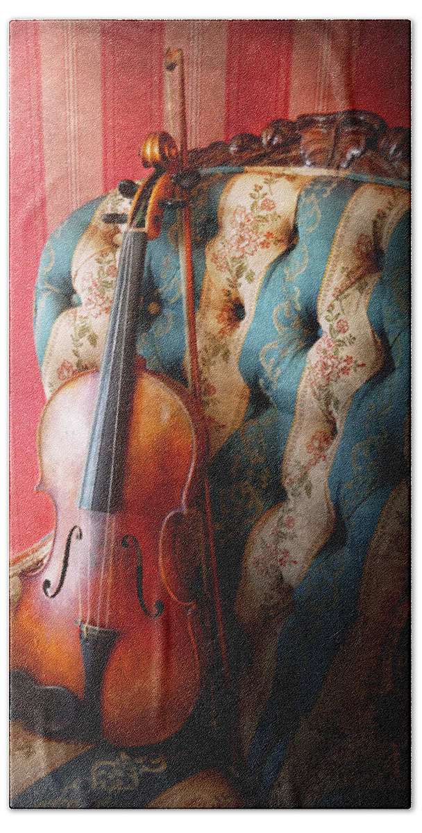 Violin Bath Towel featuring the photograph Music - Violin - Musical Elegance by Mike Savad