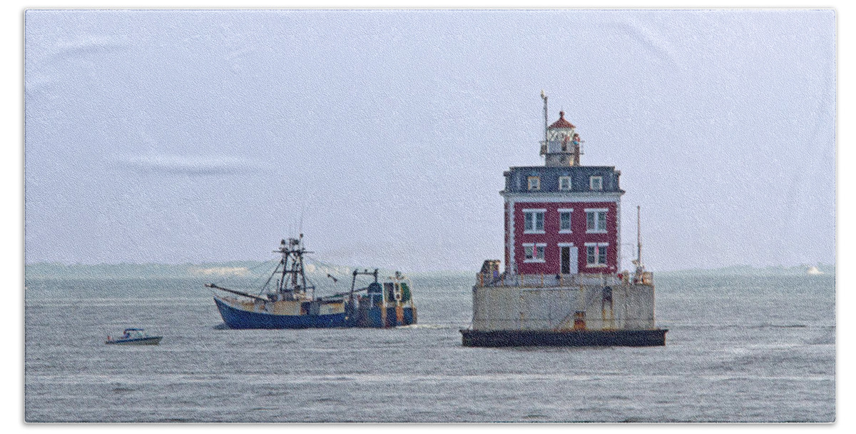 Ledge Lighthouse Bath Towel featuring the photograph New London Ledge lighthouse. by David Freuthal