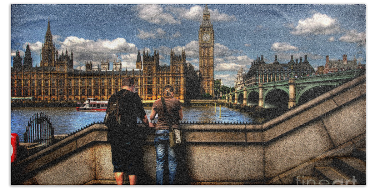 Yhun Suarez Hand Towel featuring the photograph Now Where Is That Bloody Big Ben by Yhun Suarez