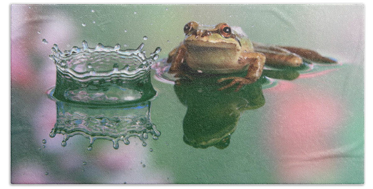 Macro Bath Towel featuring the photograph Observation by William Lee