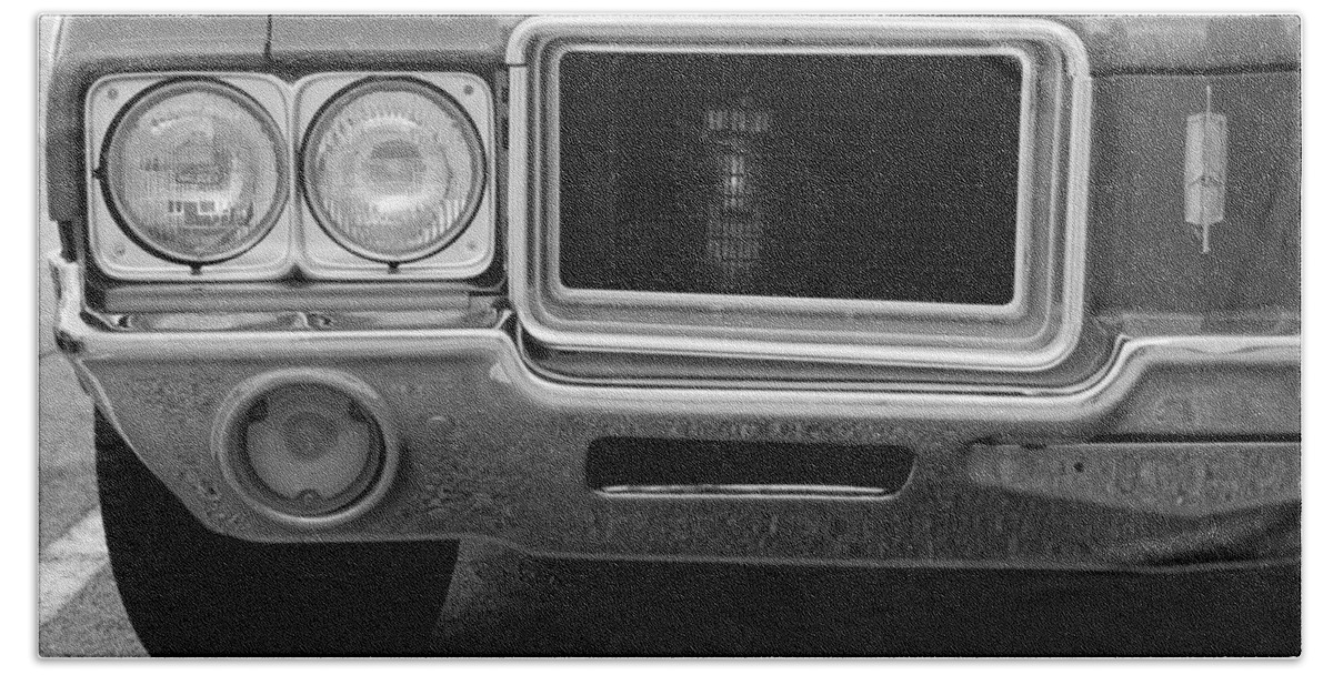 Oldsmobile Bath Towel featuring the photograph OLDS C S in BLACK AND WHITE by Rob Hans