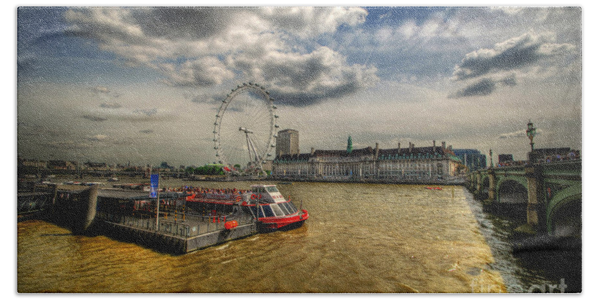 Yhun Suarez Hand Towel featuring the photograph River Thames - London by Yhun Suarez