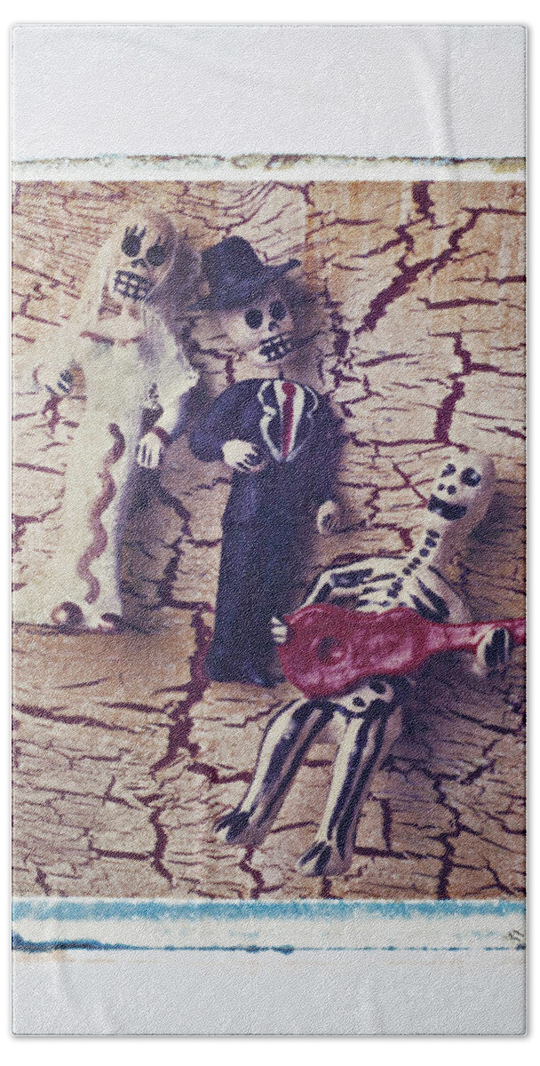 Skeleton Bath Towel featuring the photograph Skeleton Bride and Groom by Garry Gay