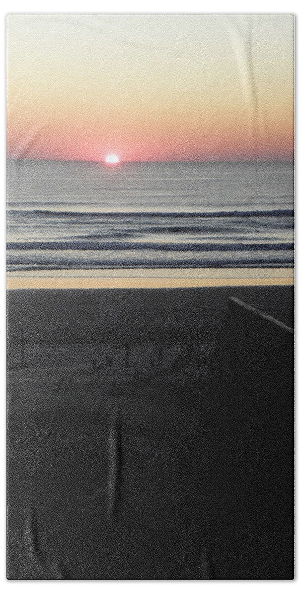 Sunrise Bath Towel featuring the photograph Soothing Sunrise by Kim Galluzzo Wozniak