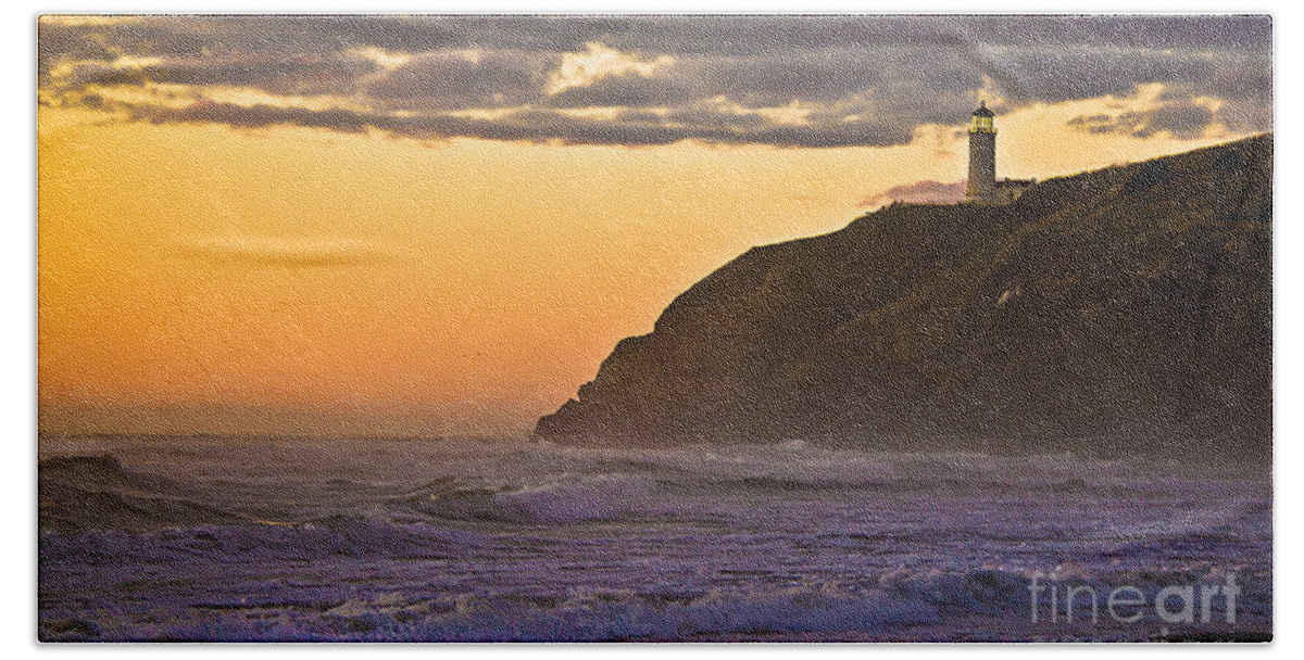 Lighthouse Bath Towel featuring the photograph Sunset at North Head II by Robert Bales
