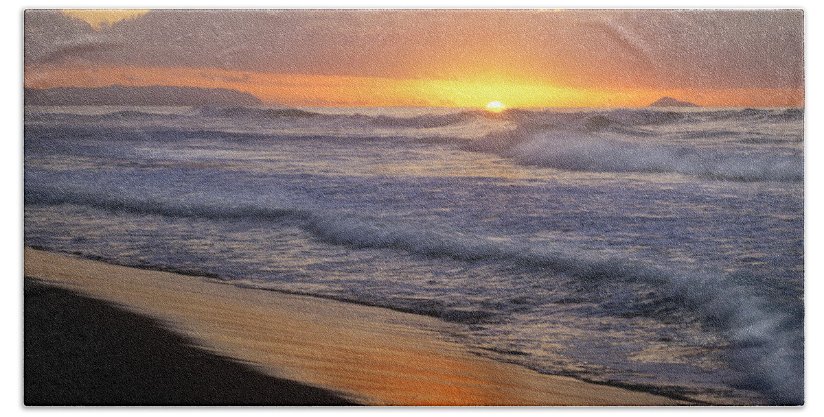 Mp Bath Towel featuring the photograph Sunset Over Polihale Beach, Kauai by Tim Fitzharris