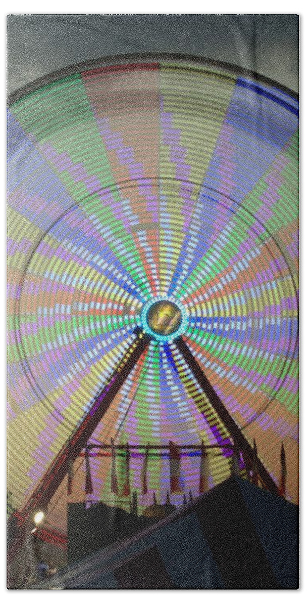 Ferris Wheel Bath Towel featuring the photograph The Pinwheel Glow by Donna Brown