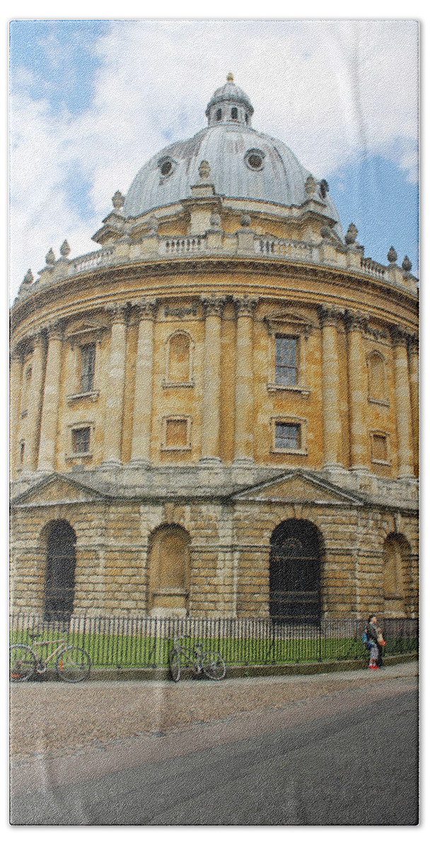 Oxford Bath Towel featuring the photograph The Radcliffe Camera by Tony Murtagh