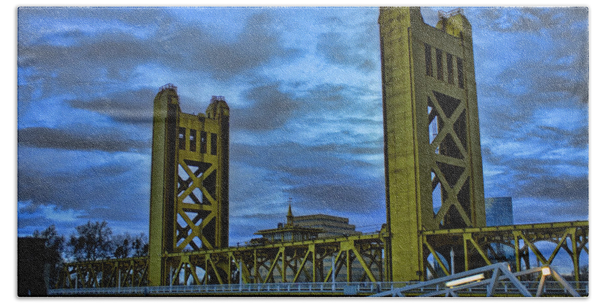 Sacramento Hand Towel featuring the photograph Tower Bridge Sunrise by Randy Wehner