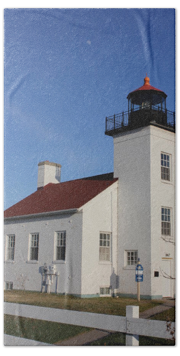 Lighthouse Bath Towel featuring the photograph Sand Point Lighthouse Escanaba by Charles and Melisa Morrison