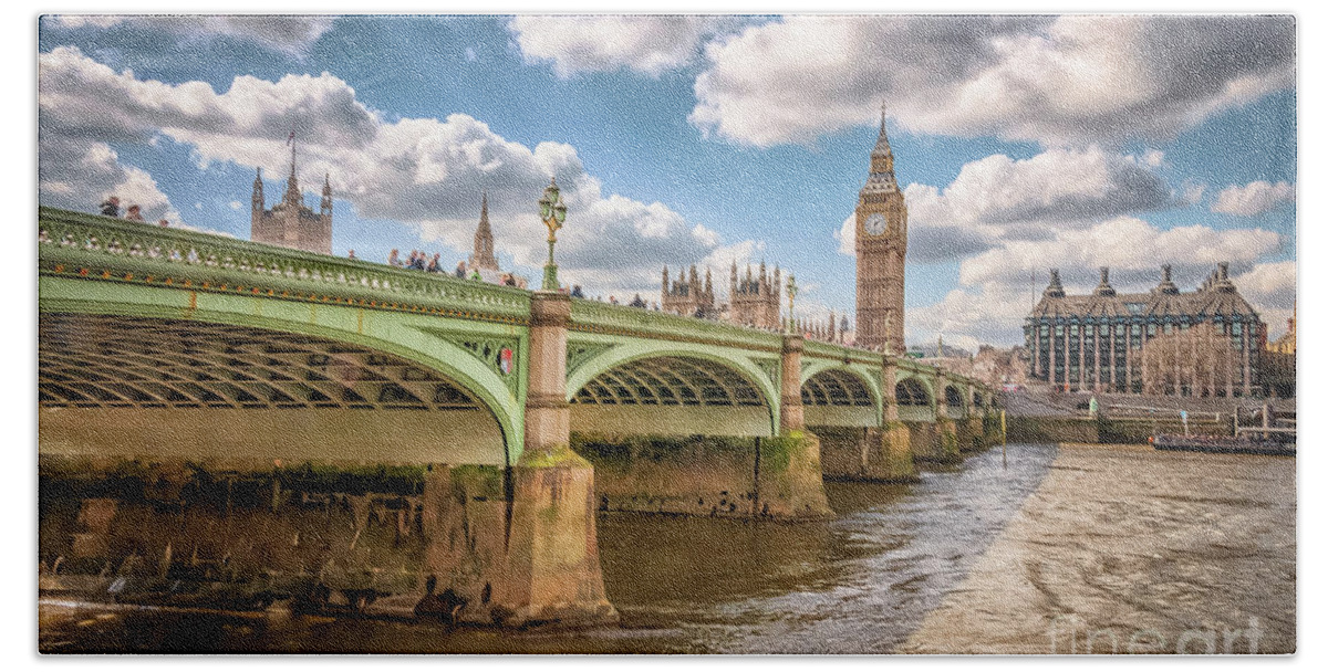 Ben Bath Towel featuring the photograph Bridge over River Thames by Mariusz Talarek