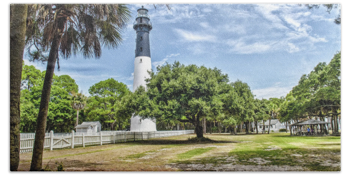 Hunting Island Bath Towel featuring the photograph Hunting Island Lighthouse by Scott Hansen