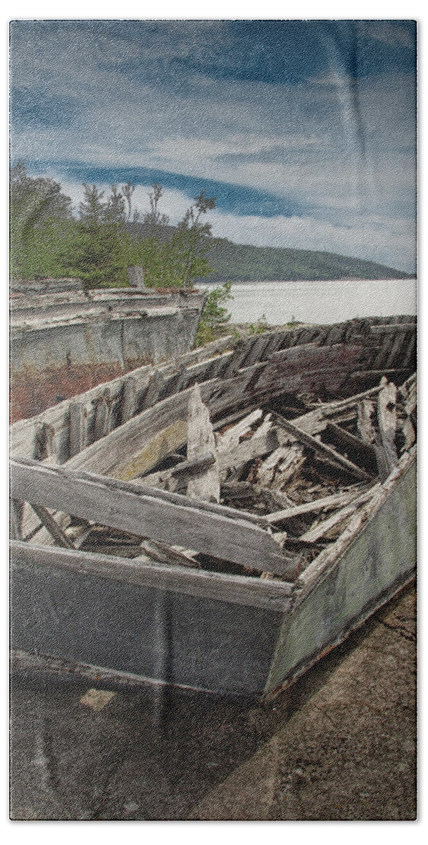 Art Hand Towel featuring the photograph Shipwreck at Neys Provincial Park #1 by Randall Nyhof